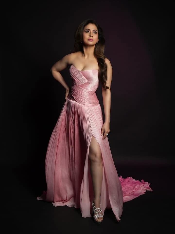 उर्मिला वर्कआउट, योगा के साथ मेडिटेशन भी जरूर करती हैं. उनका मानना है कि इंसान को फिजिकली फिट रहने के साथ ही मेंटल रूप से भी फिट होना बहुत जरूरी है.