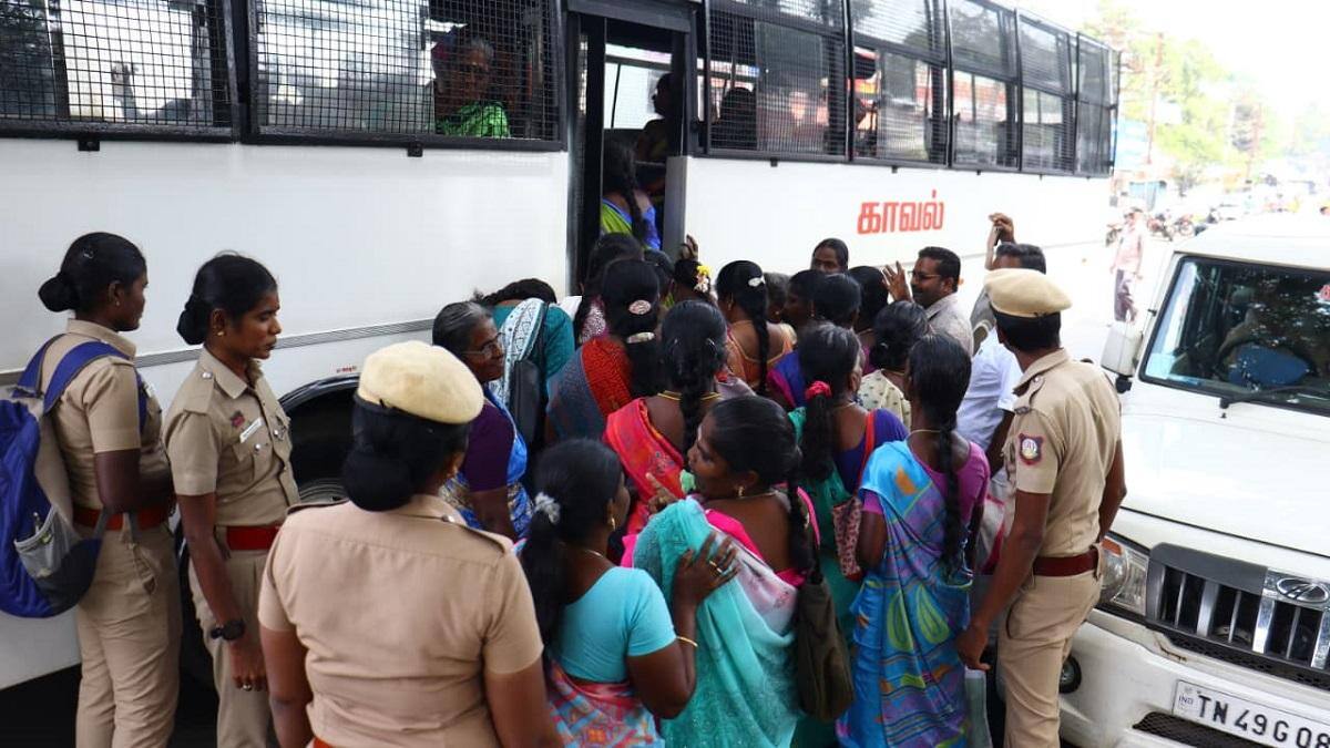 காலமுறை ஊதியம் வழங்க வலியுறுத்தி சத்துணவு, அங்கன்வாடி ஊழியர்கள் மறியல் போராட்டம்
