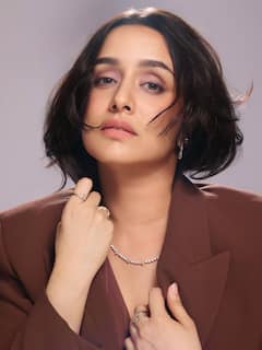 ब्राउन पावर सूट में श्रद्धा कपूर का दिखा बॉसी अंदाज, तस्वीरें देख थम जाएंगी नजरें
