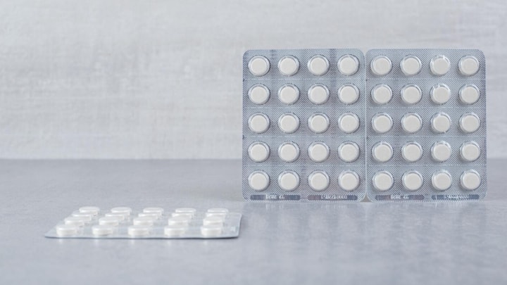 यदि किसी दवा के पैकेट पर सीधी लाल रेखा बनी हो, तो इसका मतलब है कि यह दवा केवल डॉक्टर के पर्चे पर ही लेनी चाहिए। सरल शब्दों में कहें तो, डॉक्टर की सलाह के बिना इन दवाओं का सेवन स्वास्थ्य के लिए हानिकारक हो सकता है। यह लाल रेखा फार्मासिस्ट को यह भी याद दिलाती है कि डॉक्टर के पर्चे के बिना दवा बेची नहीं जा सकती।