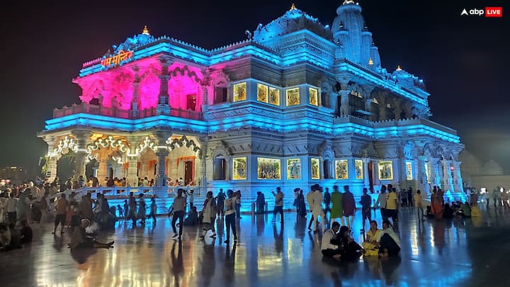 वृंदावन का प्रेम मंदिर जिसे दिव्य प्रेम का मंदिर भी कहा जाता है, यह एक नवनिर्मित मंदिर है, जिसे जगद्गुरु कृपालुजी महाराज द्वारा साल 2001 में निर्मित किया गया था, जो सुंदर संगमरमर से बना है. यह मंदिर स्थापत्य कल का एक अनोखा नमूना है. रात के समय मंदिर का प्रकाश और ध्वनि शो देखने लायक होता है.