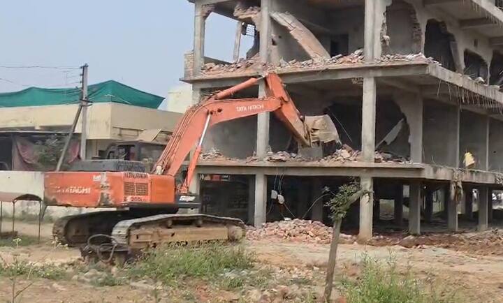 राष्ट्रीय महामार्गाच्या कडेला बांधण्यात आलेल्या या चार मजली व्यावसायिक इमारतीसाठी नगरपंचायतीची परवानगी नसल्याने नगरपंचायतीने अनेकदा माजी जिल्हा परिषद अध्यक्ष अजय कंकडालवार यांना नोटीस बजावली होती.