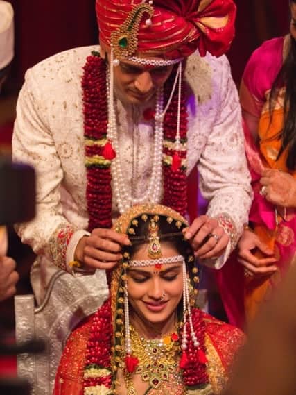 On this special day, Genelia has recently shared beautiful pictures of her wedding on Instagram, which have gone viral.