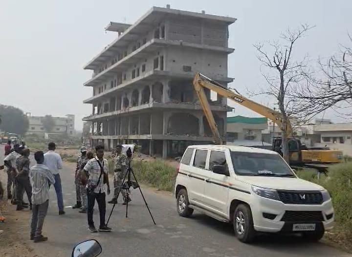 गडचिरोली माजी जिल्हा परिषद अध्यक्ष यांच्या अहेरी येथील चार मजली व्यावसायिक इमारतीवर नगरपंचायतीकडून बुलडोझर चालवण्यास सुरुवात झाली आहे.