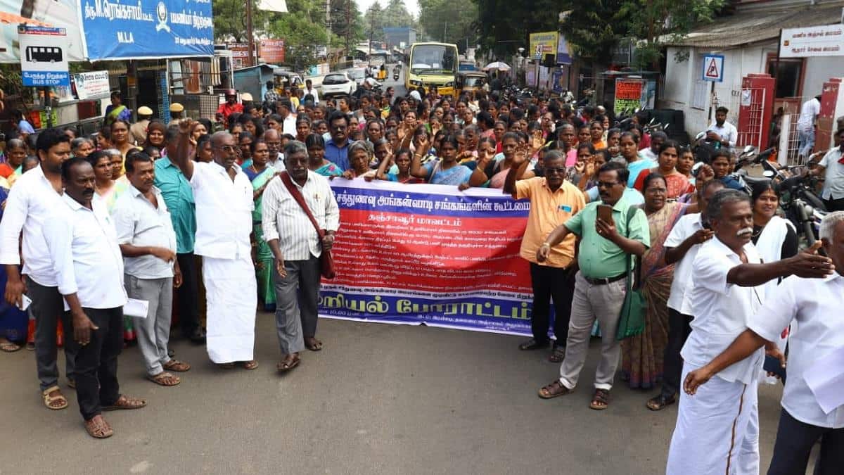 காலமுறை ஊதியம் வழங்க வலியுறுத்தி சத்துணவு, அங்கன்வாடி ஊழியர்கள் மறியல் போராட்டம்