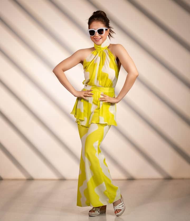 मीडिया रिपोर्ट्स के मुताबिक, उर्मिला महीने में एक या दो बार बाहर का खाना खाती हैं. वैसे ज्यादातर वो घर पर बना खाना खाना ही पसंद करती हैं. जिसमें प्रोटीन और जरूरी मिनरल्स जरूर होता है.