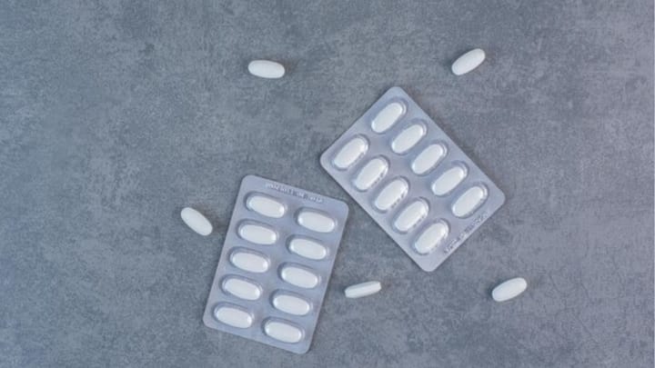 दवा के पैकेट पर नीली रेखा का मतलब है कि यह शेड्यूल जी की दवा है, जिसके लिए डॉक्टर की दीर्घकालिक निगरानी या नियमित देखरेख आवश्यक है। लाल रेखा का मतलब है कि यह केवल डॉक्टर के पर्चे पर मिलने वाली दवा (शेड्यूल एच/एच1) है, जैसे कि एंटीबायोटिक्स।