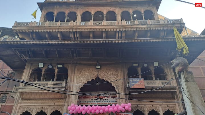 बांके बिहारी मंदिर वृंदावन के सबसे प्रमुख मंदिरों में से एक है, जो भगवान श्रीकृष्ण को समर्पित है, उनकी पूजा बाल रूप में की जाती है. इस मंदिर में राधा कृष्ण की काले रंग की मू्र्ति अनोखी मुद्रा में विराजमान हैं, जिसमें वे थोड़े से एक ओर झुके हैं, ठीक उसी प्रकार जैसे वे बांसुरी बजाते थे. यह बेहद अद्भुत नजारा है और मंदिर में जाने वाले लोग भगवान के दर्शन प्राप्त करने के साथ आध्यात्मिक अवस्था में लीन हो जाते हैं.