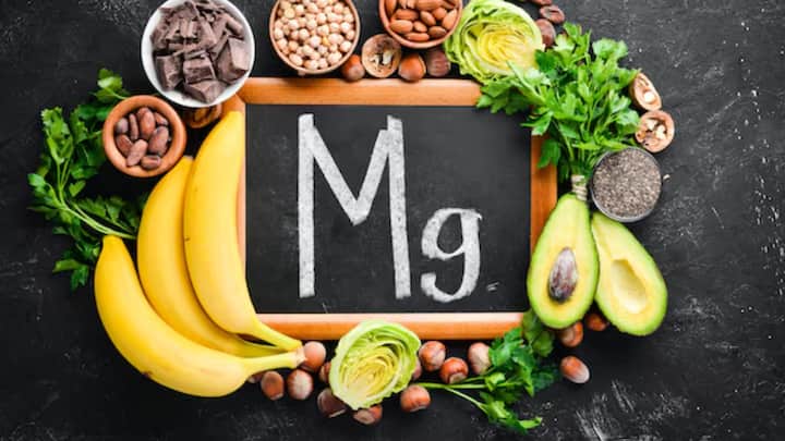 मैग्नीशियम की कमी से शरीर में ऊर्जा उत्पादन की प्रक्रिया धीमी हो जाती है। जिसके कारण लगातार थकान और कमजोरी महसूस होती है। ऊर्जा बढ़ाने के लिए अनाज, एवोकाडो और डार्क चॉकलेट को आहार में शामिल किया जा सकता है।