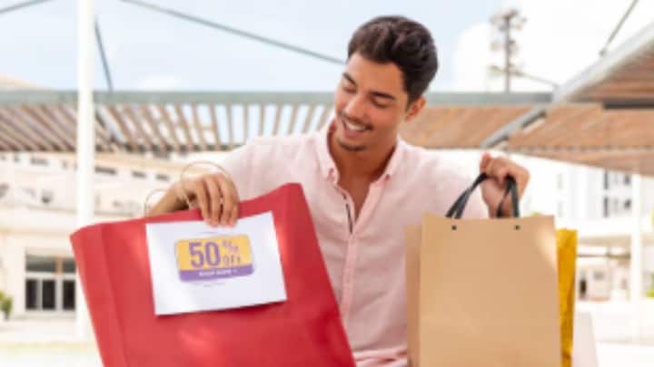 বিশেষজ্ঞরা এই আসক্তিতে Compulsive Buying-ও বলছেন। ২০২২ সালে একটি সমীক্ষায় দেখা যায়, ওই হার দ্বিগুণ বেড়ে গিয়েছে। কিন্তু সময় থাকতে সমস্যা বুঝলে সমাধান রয়েছে।