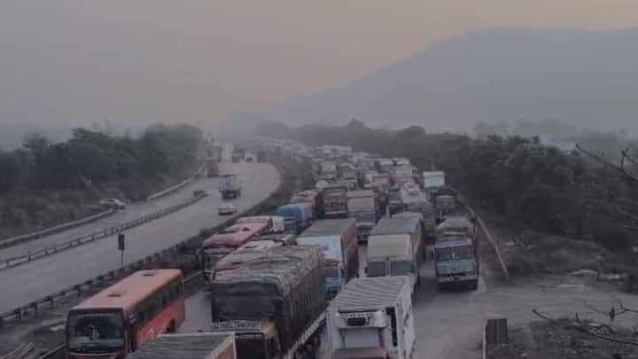 परिणामी महामार्गावर वाहनांच्या लांबच लांब रांगा लागल्या असून हजारो वाहनचालक अडकून पडले आहेत.