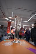 ABP के दफ्तर में टी20 वर्ल्ड कप 2026 की ट्रॉफी, टीम इंडिया फिर बनेगी चैंपियन? 20 टीमों के बीच 'जंग'