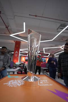 ABP के दफ्तर में टी20 वर्ल्ड कप 2026 की ट्रॉफी, टीम इंडिया फिर बनेगी चैंपियन? 20 टीमों के बीच 'जंग'