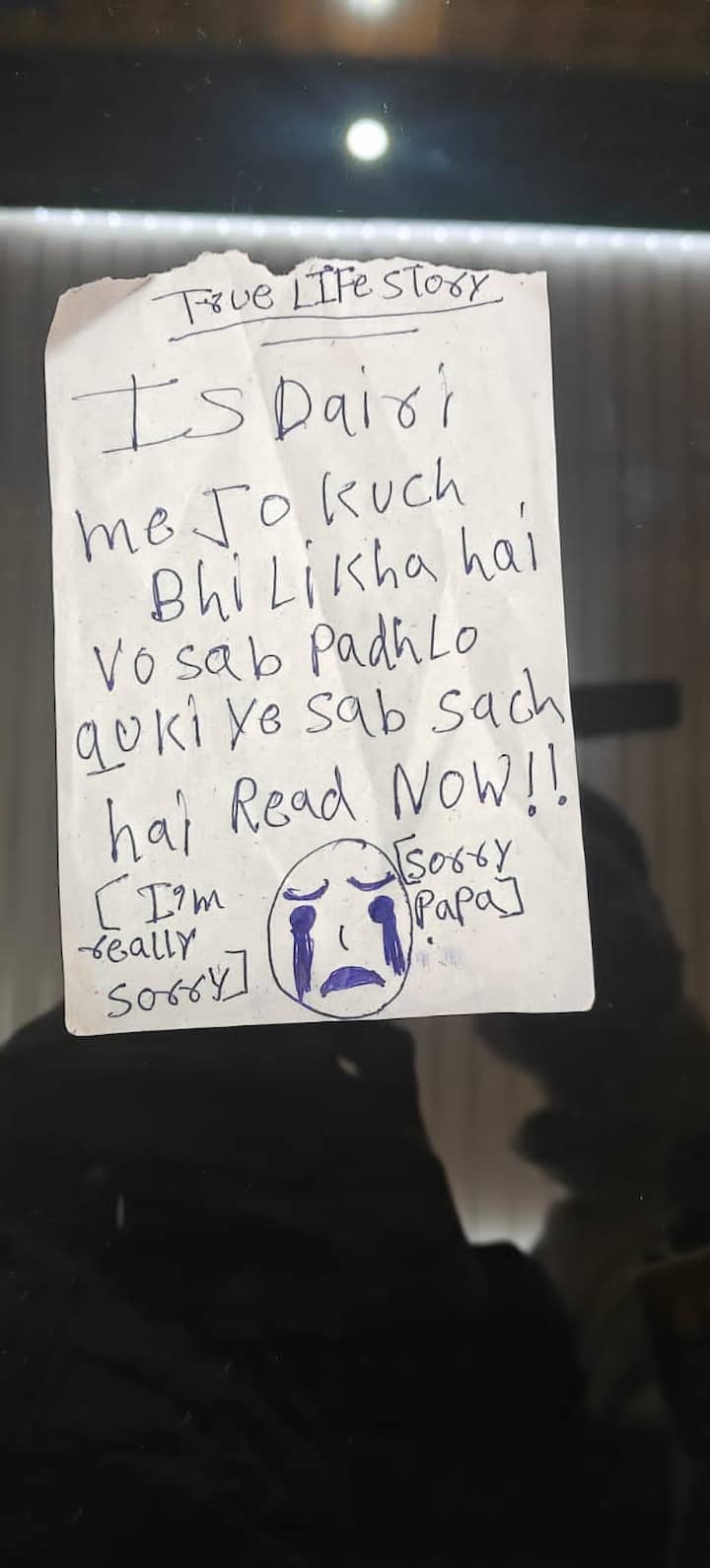 कमरे के अंदर बच्चों द्वारा लिखे गए कुछ नोट भी मिले हैं. नोट में लिखा है- 'I am very very alone' और 'Make me a heart of broken'. सामने आई तस्वीरों में एक लड़की की डायरी साफ तौर पर दिखाई दे रही है.