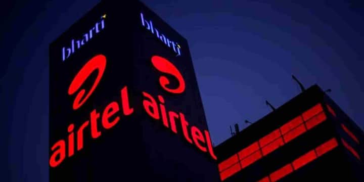 399 रुपये वाले प्लान की बात करें तो इसमें यूजर्स को अनलिमिटेड 5G डेटा के अलावा हर दिन 2.5GB हाई-स्पीड इंटरनेट मिलता है. इस प्लान में किसी भी नेटवर्क पर लोकल, STD और रोमिंग कॉल्स पूरी तरह फ्री हैं जबकि रोजाना 100 SMS की सुविधा भी दी जा रही है. एंटरटेनमेंट के शौकीनों के लिए इसमें 28 दिनों का JioHotstar Mobile सब्सक्रिप्शन भी शामिल किया गया है जिससे फिल्में, वेब सीरीज और लाइव स्पोर्ट्स देखे जा सकते हैं. हालांकि अनलिमिटेड 5G डेटा का फायदा केवल 5G कवरेज वाले इलाकों में ही मिलेगा.