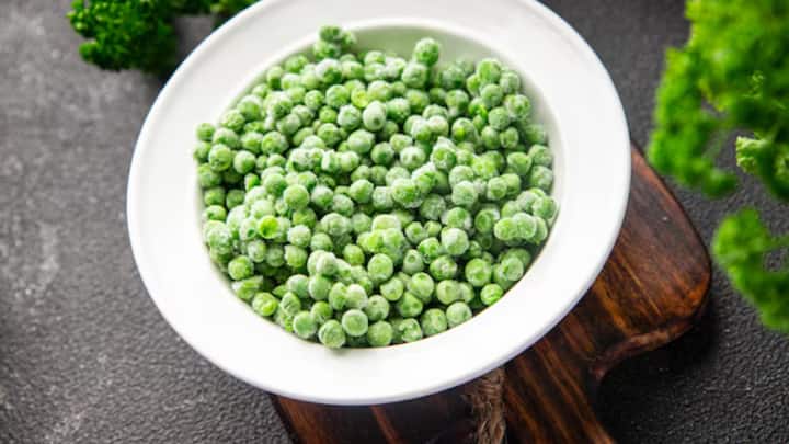 फ्रोजन मटर खरीदने और इस्तेमाल करने से पहले विशेष सावधानी बरतें, जैसे कि एक्सपायरी डेट की जांच करना और बर्फ के टुकड़ों वाला पैकेट न खरीदना।