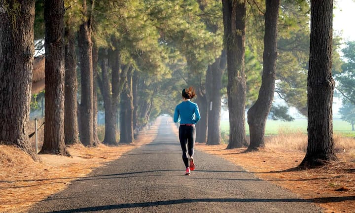 मजबूत मसल्स रनिंग को आसान बनाते हैं. ऐसे में स्क्वैट्स, लंजेस, प्लैंक और ग्लूट ब्रिज जैसे एक्सरसाइज पैरों और कोर को मजबूत करते हैं. एक्सपर्ट बताते हैं कि इससे न सिर्फ स्टैमिना बढ़ता है, बल्कि घुटने, टखने और कमर की चोटों का खतरा भी कम होता है.