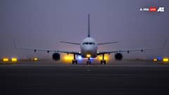 রানওয়েতে দুই বিমানের ডানায় ধাক্কা! অল্পের জন্য ভয়ঙ্কর দুর্ঘটনার হাত থেকে রক্ষা