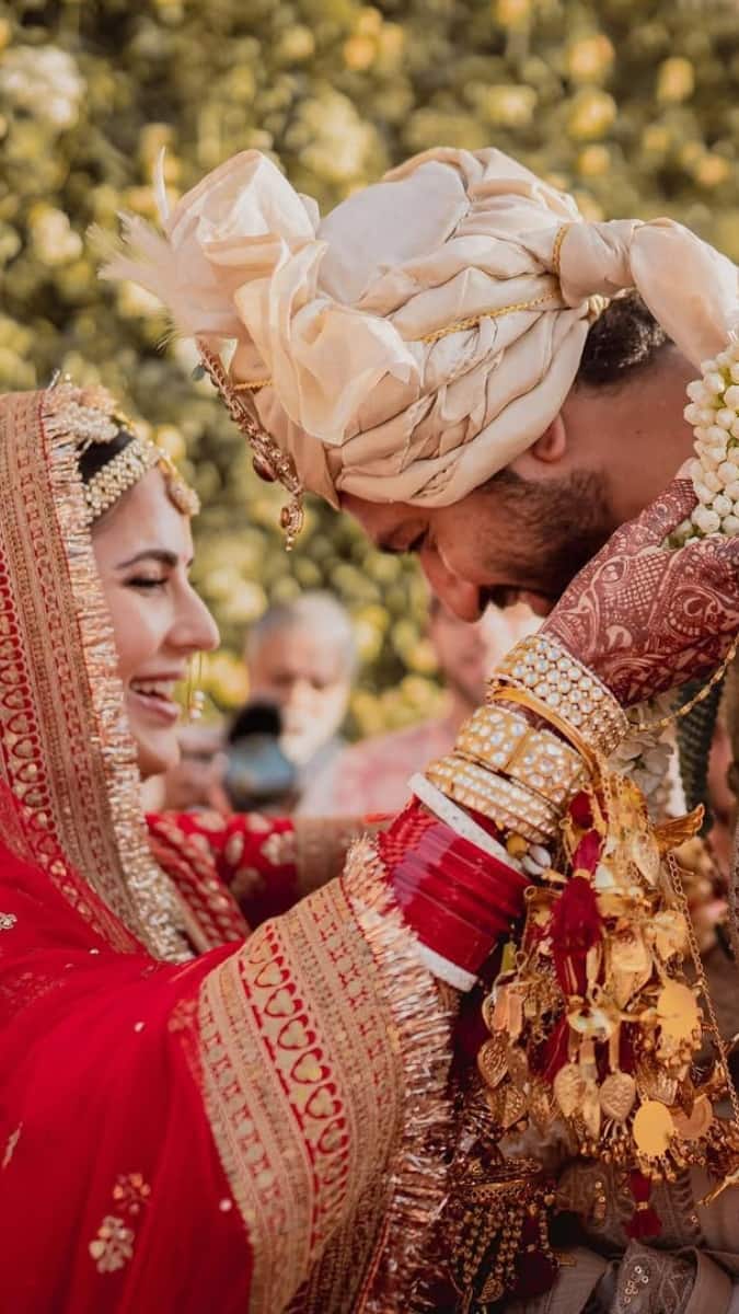 अब दोनों अपनी लाइफ में आगे बढ़ चुके हैं. कैटरीना कैफ और विक्की कौशल दो साल एक दुसरे को डेट करने के बाद साल 2021 में शादी के बंधन में बंध गए और दोनों ने साल 2025 में एक बेटे के माता-पिता बने.