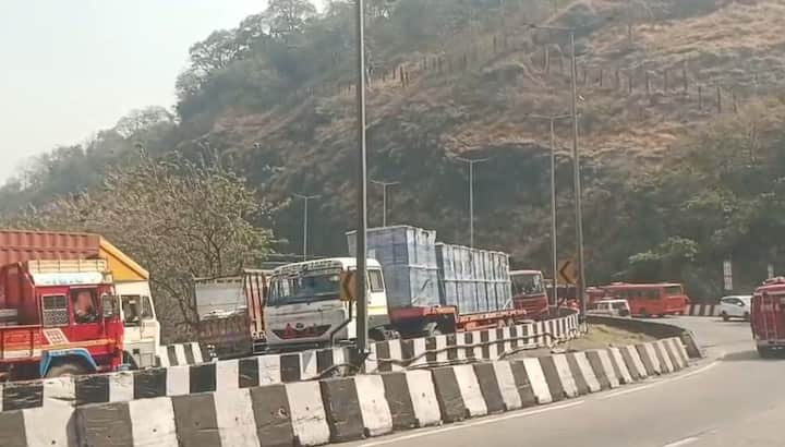 महाराष्ट्रातील सर्वाधिक वाहतूक असलेल्या आणि दोन महानगरांना जोडणाऱ्या मुंबई-पुणे द्रुतगती महामार्गावर काल संध्याकाळपासून वाहनांच्या रांगाच रांगा पाहायला मिळत आहेत.