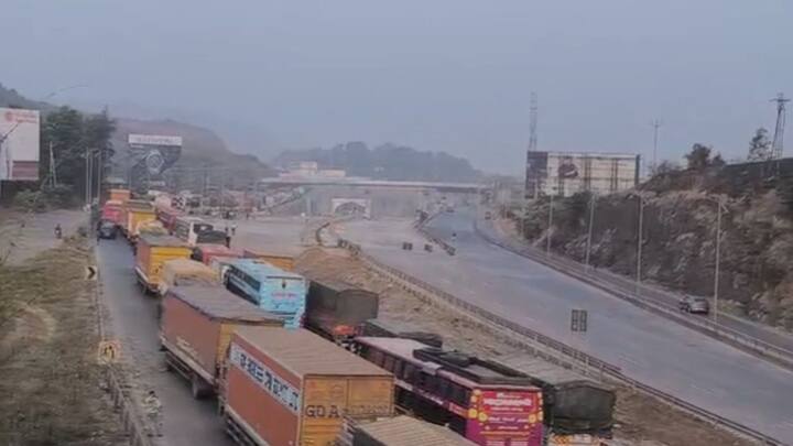 प्रशासनाने तातडीने उपाययोजना करून महामार्ग मोकळा करावा, अशी जोरदार मागणी वाहनचालकांकडून होत आहे.