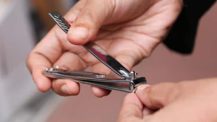 सोमवार, बुधवार और शुक्रवार को नाखून काटना शुभ माना जाता है। संभव हो तो इन्हीं दिनों नाखून काटने चाहिए। यदि इन दिनों संभव न हो तो शास्त्रों के अनुसार रविवार को भी नाखून काटे जा सकते हैं।