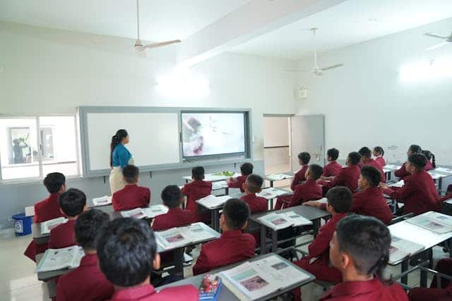 इन पदों पर आवेदन करने वाले उम्मीदवारों के पास किसी मान्यता प्राप्त विश्वविद्यालय या संस्थान से संबंधित विषय में मास्टर डिग्री या पीएचडी होना अनिवार्य है. इसके साथ ही उम्मीदवारों के पास NET, SLET या SET जैसी पात्रता परीक्षा पास होना भी जरूरी है. अलग-अलग पदों के लिए योग्यता अलग तय की गई है.