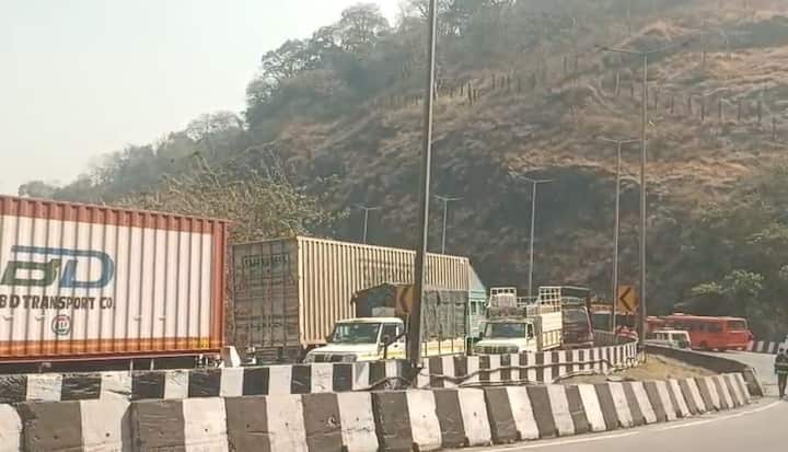 मुंबई-पुणे महामार्गावर 25 किमी लांब वाहनांच्या रांगात असून कासव गतीने वाहने पुढे सरकत आहेत. लोणावळा घाटाताही मोठी वाहतूक कोंडी पाहायला मिळत असून प्रवासी ताटकळले आहेत. तसेच, कधीपर्यंत हेच चित्र राहिल असा सवाल विचारला जात आहे.