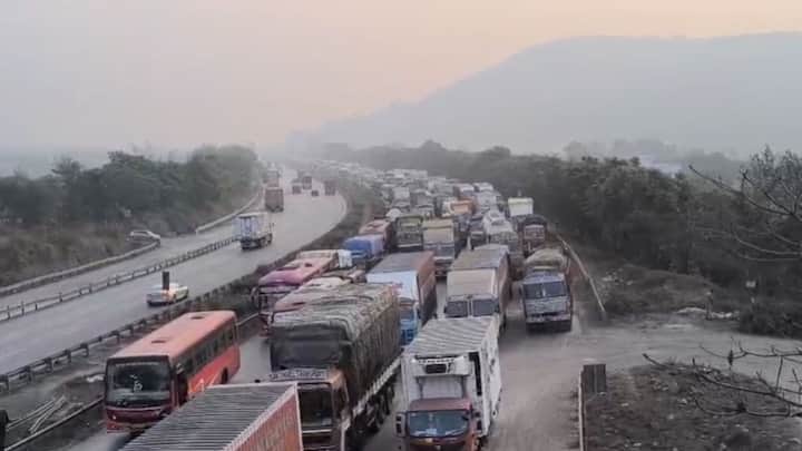 टँकरमधून होणारी गॅस गळती अद्याप थांबलेली नसल्यामुळे सुरक्षिततेच्या कारणास्तव महामार्ग दोन्ही बाजूंनी पूर्णपणे बंद ठेवण्यात आला आहे.