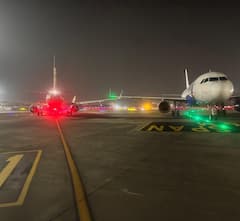 Planes Collide Mumbai Airport: विमानांचे पंख एकमेकांना घासले; दोन्ही विमानं प्रवाशांनी भरलेली, मुंबई विमानतळावरील घटना, Photo