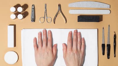 Nail Cutting Day: હિંદુ ધર્મમાં રોજિંદા જીવન સાથે જોડાયેલી અનેક માન્યતાઓ છે. તેમાં નખ કાપવાનો દિવસ પણ મહત્વનો માનવામાં આવે છે. માન્યતા અનુસાર અઠવાડિયાના કેટલાક દિવસોમાં નખ કાપવા અશુભ ગણાય છે.