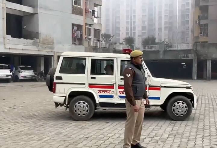 पुलिस के मुताबिक, जब आसपास के लोगों ने दरवाजा तोड़ा तो कमरे के अंदर इस तरह की तस्वीरें और कागजात बिखरे पड़े थे, और यही पहली तस्वीर सामने आई थी.