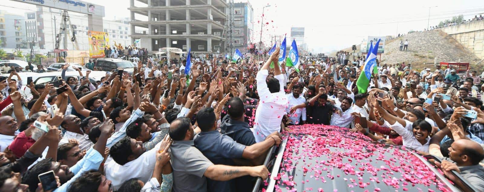 YS Jagan Guntur Tour: భారీ భద్రతతో గుంటూరు చేరుకున్న మాజీ సీఎం జగన్.. కాసేపట్లో అంబటి నివాసానికి !