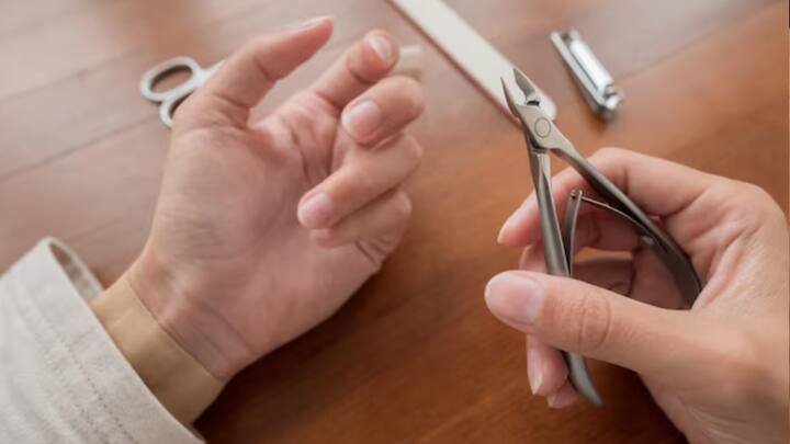 शनिवार को नाखून काटना अशुभ माना जाता है। शनिवार को नाखून काटने से समस्याएं बढ़ती हैं और काम में बाधाएं आती हैं। इसके साथ ही शनि देव का प्रभाव भी बढ़ जाता है।