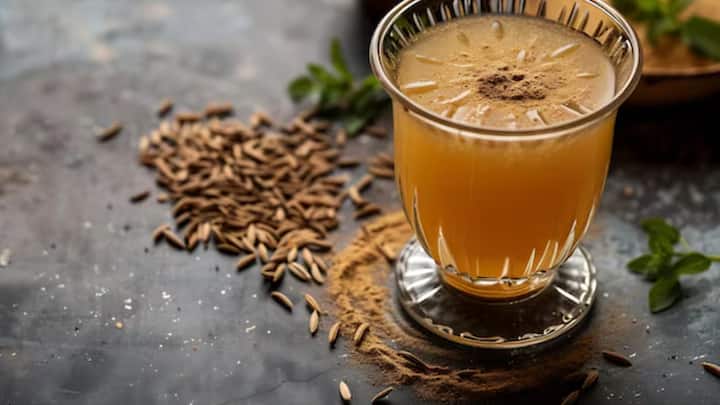 जीरा पानी पाचन क्रिया को बेहतर बनाता है और श्वसन संबंधी समस्याओं से भी राहत दिलाता है। 1 चम्मच जीरा को 2 कप पानी में उबालें, फिर छानकर सुबह खाली पेट पी लें।