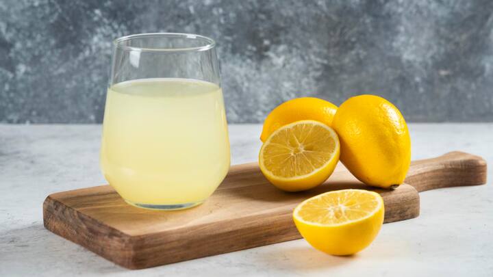 नींबू पानी कई तरह से फायदेमंद है। यह वजन कम करने में मदद करता है, त्वचा को निखारता है, यूरिक एसिड को नियंत्रित करता है और रोग प्रतिरोधक क्षमता बढ़ाता है। हर सुबह एक नींबू के रस और थोड़े से शहद के साथ गर्म पानी पीने से आप दिन भर तरोताजा महसूस करेंगे।