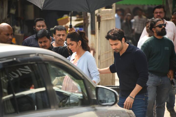 इस दौरान उनका बेबी बंप साफ दिखाई दिया जिससे फैंस के बीच उत्सुकता और बढ़ गई. उनके साथ फिल्म के लीड एक्टर वरुण धवन भी थे.