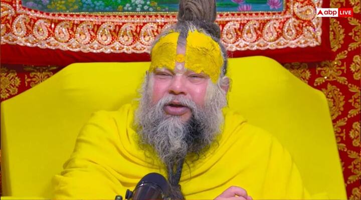 इस सवाल का जवाब देते हुए महाराज जी बोले कि, ‘पापी की मदद करने वाला पापी नहीं, बल्कि पुण्यात्मा होता है’. महाराज ने कहा कि- बिना भगवान के विधान के हमारी दृष्टि किसी पर नहीं पड़ती, अगर आपकी पड़ी है तो इसका अर्थ यह है कि भगवान ने आपको सेवा का अवसर दिया है.