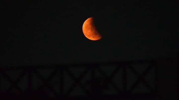 धनु राशि - होली के दिन पड़ने वाला चंद्र ग्रहण धनु राशि वालों के लिए शुभ माना जाता है। दैनिक आय में वृद्धि होगी। किसी विशिष्ट कार्य के लिए किए गए प्रयास उत्कृष्ट सफलता प्रदान करेंगे। आप कार्यस्थल पर अपने वरिष्ठों की अपेक्षाओं को पूरा करेंगे।