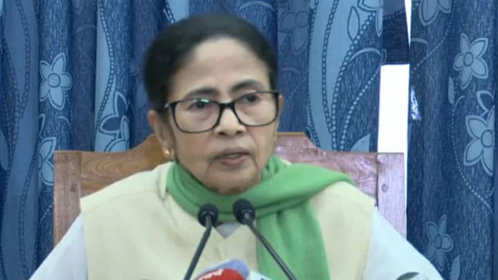 রাজ্যের ২১ থেকে ৪০ বছর বয়সি মাধ্যমিক বা সমতুল্য পরীক্ষায় উত্তীর্ণ শিক্ষিত যুব সমাজকে কর্মসংস্থানের পথে সাহায্য করার জন্য সরকার ‘বাংলার যুব-সাথী’ নামে নতুন প্রকল্প চালু করছে।
