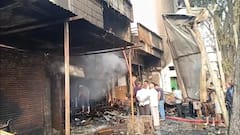 Akluj Fire Accident : गाडीचे चार्जिंग बंद करणे विसरले अन् घर, कारसह दुकानाची झाली राखरांगोळी; अकलूजमधील धक्कादायक प्रकार