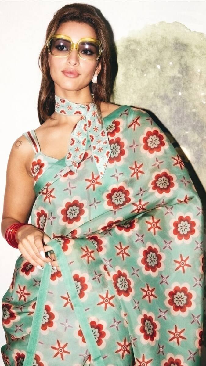 इस फ्लोरल प्रिंट साड़ी में तृप्ति रेट्रो वाइब दे रही और बेहद क्लासी वाइब दे रहा.