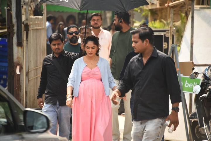 बॉलीवुड एक्ट्रेस मृणाल ठाकुर हाल ही में शूटिंग के लिए जाती हुई कैमरे में कैद हुईं.