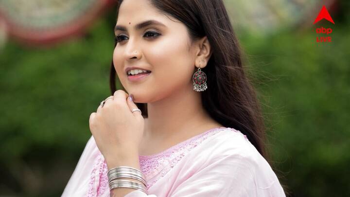 এই পোস্ট সম্ভবত সায়কের বিষয়ে দেবলীনার নীরবতা নিয়েই। তিনি লিখেছেন, 'আমি চুপ থাকলেও সমস্যা আবার বললেও সমস্যা  আমি কাউক সাপোর্ট করছি কি করছি না এর উত্তর টা কেন সবাইকে দেবো? '