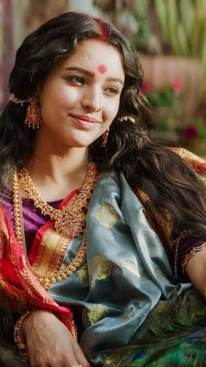 इस तस्वीर में तृप्ति ने बंगाली लुक को काफी अचछे से कैरी किया. इसमें उनका चेहरे पर हल्की मुसकान, बड़ी बिंदी और खुले लंबे बाल ने उनके लुक को और भी ज्यादा खूबसूरत बना दिया है. ये उनकी फिल्म बुलबुल का लुक है.