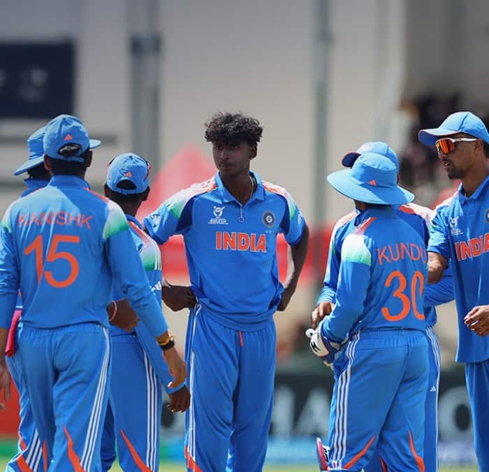 6 छठे खिताब के लिए खेलेगा भारत: अंडर-19 वर्ल्ड कप के इतिहास में सबसे ज्यादा खिताब जीतने वाली टीम भारत है, जिन्होंने 5 खिताब (2000,) 2008, 2012, 2018 पर 2022) जीते हैं. भारत के बाद ऑस्ट्रेलिया ने 3 बार और पाकिस्तान ने 2 बार खिताब जीते हैं. इंग्लैंड ने अपना एकमात्र खिताब 1998 में जीता था.