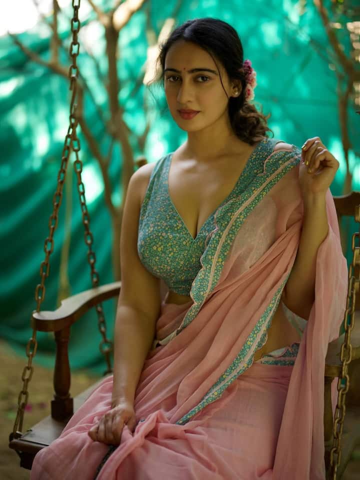 मेघा शुक्ला अक्सर बोल्ड फोटोशूट करवाती हैं जो उनकी निडरता को दर्शाते हैं। इंस्टाग्राम पर पोस्ट होते ही ये लेटेस्ट तस्वीरें तेजी से वायरल हो गईं।