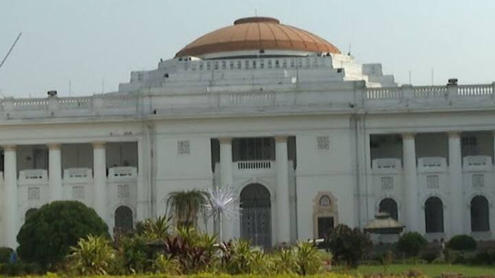 যাঁরা শিক্ষা সংক্রান্ত বা স্কলারশিপ ছাড়া রাজ্য সরকারের অন্য কোনও সামাজিক সুরক্ষা প্রকল্পের সুবিধা পাচ্ছেন না, তাঁদের কর্মসংস্থান না হওয়া পর্যন্ত, সর্বাধিক ৫ বছর অবধি, মাসে ১ হাজার ৫০০ টাকা আর্থিক সাহায্য দেওয়া হবে।