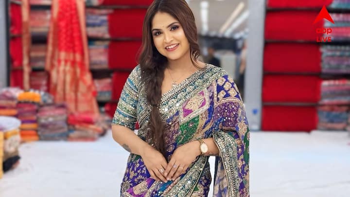 ইনফ্লুয়েন্সর দেবলীনার প্রিয় বন্ধু বা ভাই সায়ক। নাম না করলেও, ফেসবুকে অনেকের ধারণা , এই পোস্ট সম্প্রতি সায়ককে নিয়ে ওঠা বিতর্ক নিয়েই। সায়ক দেবলীনার সুখ দুঃখে সব সময় থেকেছেন। কিন্তু সায়ককে নিয়ে ঘটে যাওয়া বিতর্কে মুখ খোলেননি তিনি।