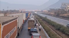 Mumbai Pune Expressway Traffic: पुणे-मुंबई एक्सप्रेस हायवेवर पुन्हा सिमेंटचा कंटेनर बंद पडला; लोणावळ्यात वाहनांच्या रांगा